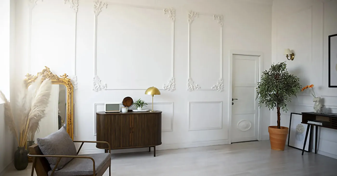 Salón con molduras y espejo, foto original